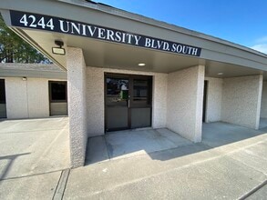 4244 University Blvd S, Jacksonville, FL à louer Photo de l’immeuble– Image 1 sur 1