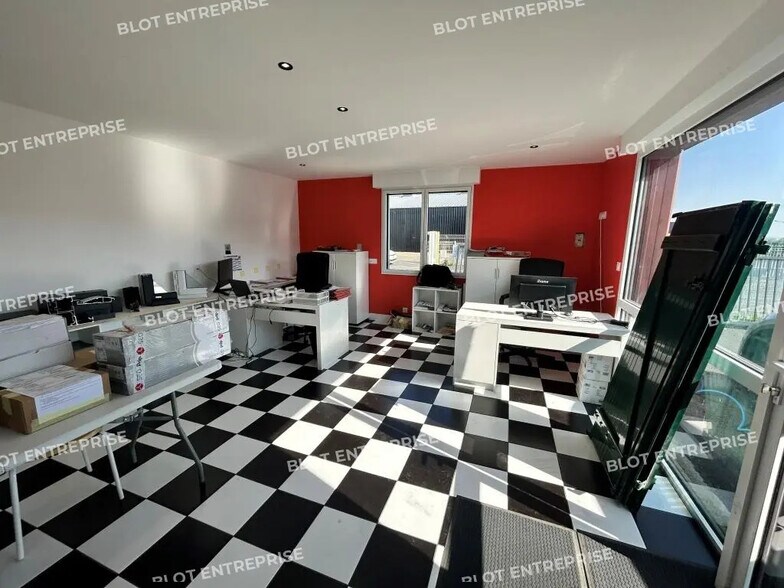 Local d'activités dans Tinténiac à vendre - Photo de l’immeuble – Image 2 sur 5