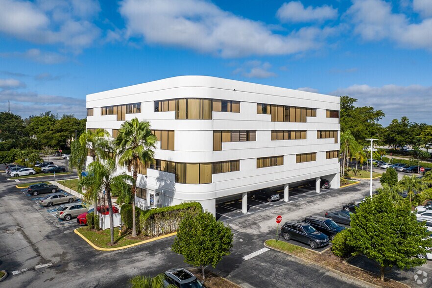 9050 Pines Blvd, Pembroke Pines, FL à louer - Photo de l’immeuble – Image 3 sur 20
