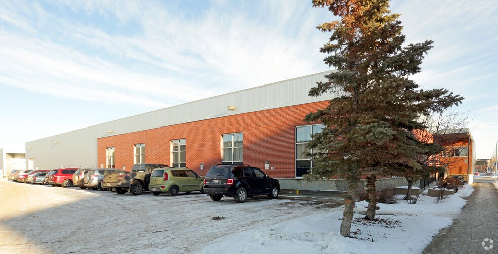 10550 107th St NW, Edmonton, AB à louer - Photo de l’immeuble – Image 2 sur 4