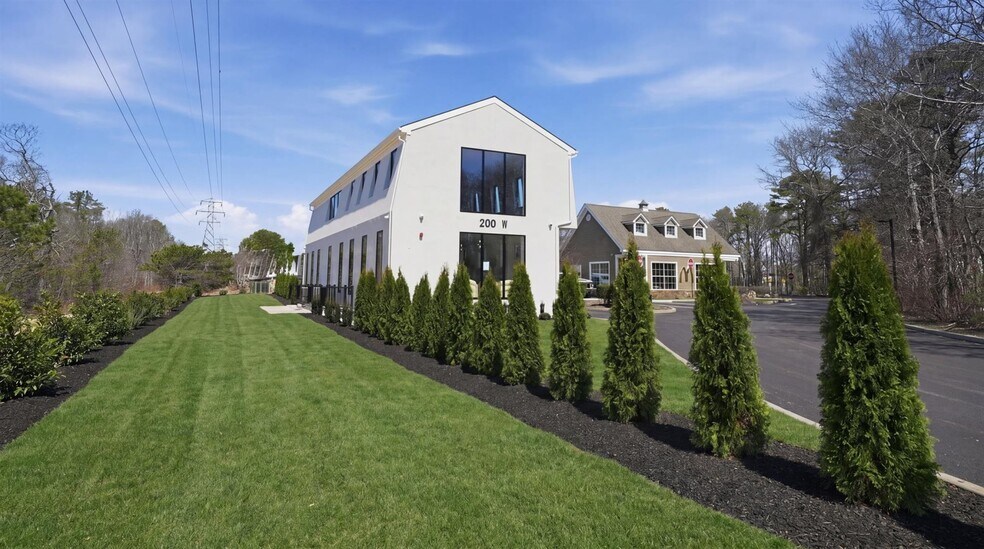 200 W Montauk Hwy, Hampton Bays, NY à louer - Photo de l’immeuble – Image 2 sur 38