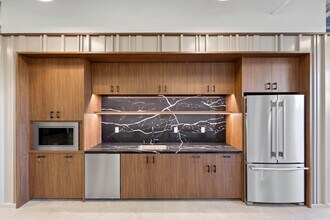 12544 High Bluff Dr, San Diego, CA à louer Photo intérieure– Image 2 sur 6