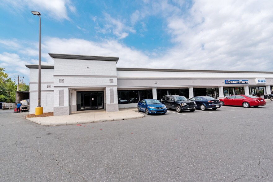 9101 Pineville-Matthews Rd, Pineville, NC à louer - Photo de l’immeuble – Image 3 sur 12