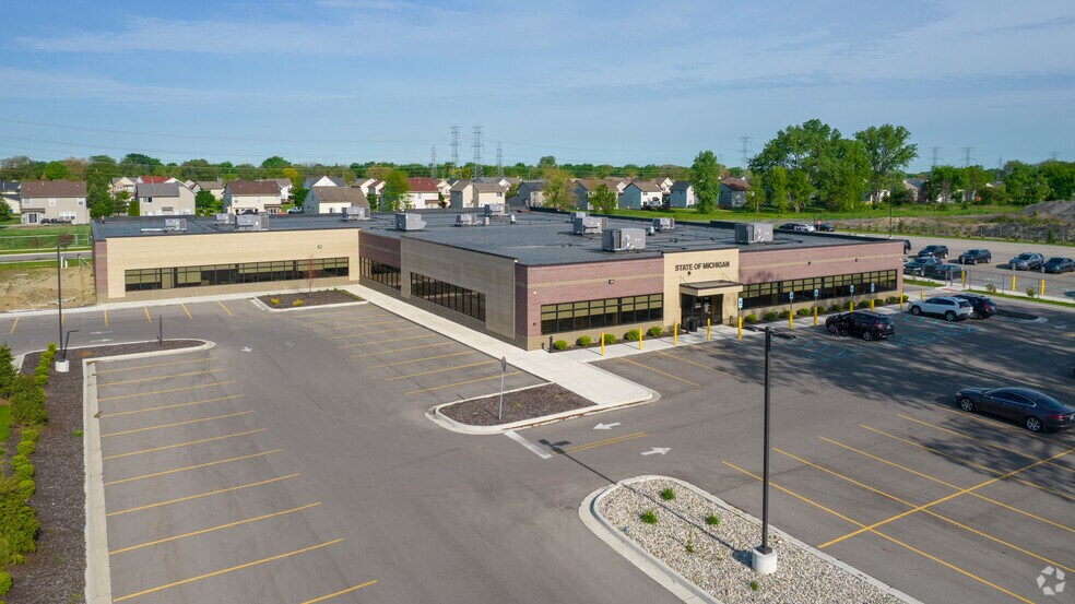 13041 10 Mile Rd, Warren, MI à louer - Photo de l’immeuble – Image 3 sur 6