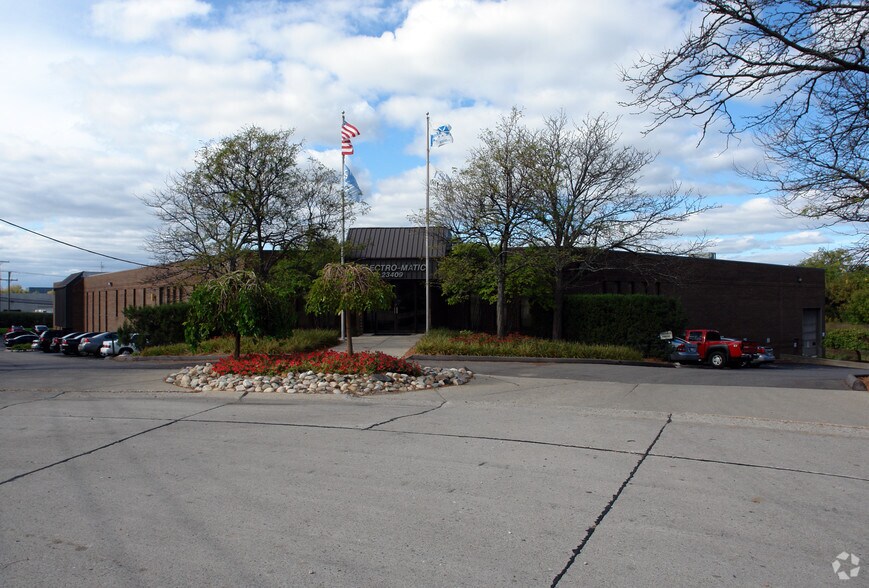 23409 Industrial Park Ct, Farmington Hills, MI à louer - Photo principale – Image 1 sur 5
