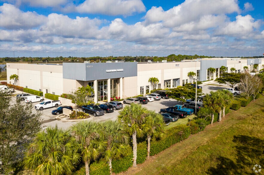 9353 Laredo Ave, Fort Myers, FL à louer - Photo de l’immeuble – Image 1 sur 8