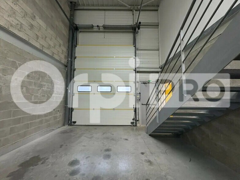 Local d’activités dans Santeny à louer - Photo de l’immeuble – Image 3 sur 11