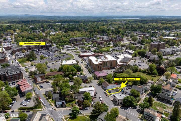 104-106 Congress st, Saratoga Springs, NY à vendre Photo de l’immeuble– Image 1 sur 4