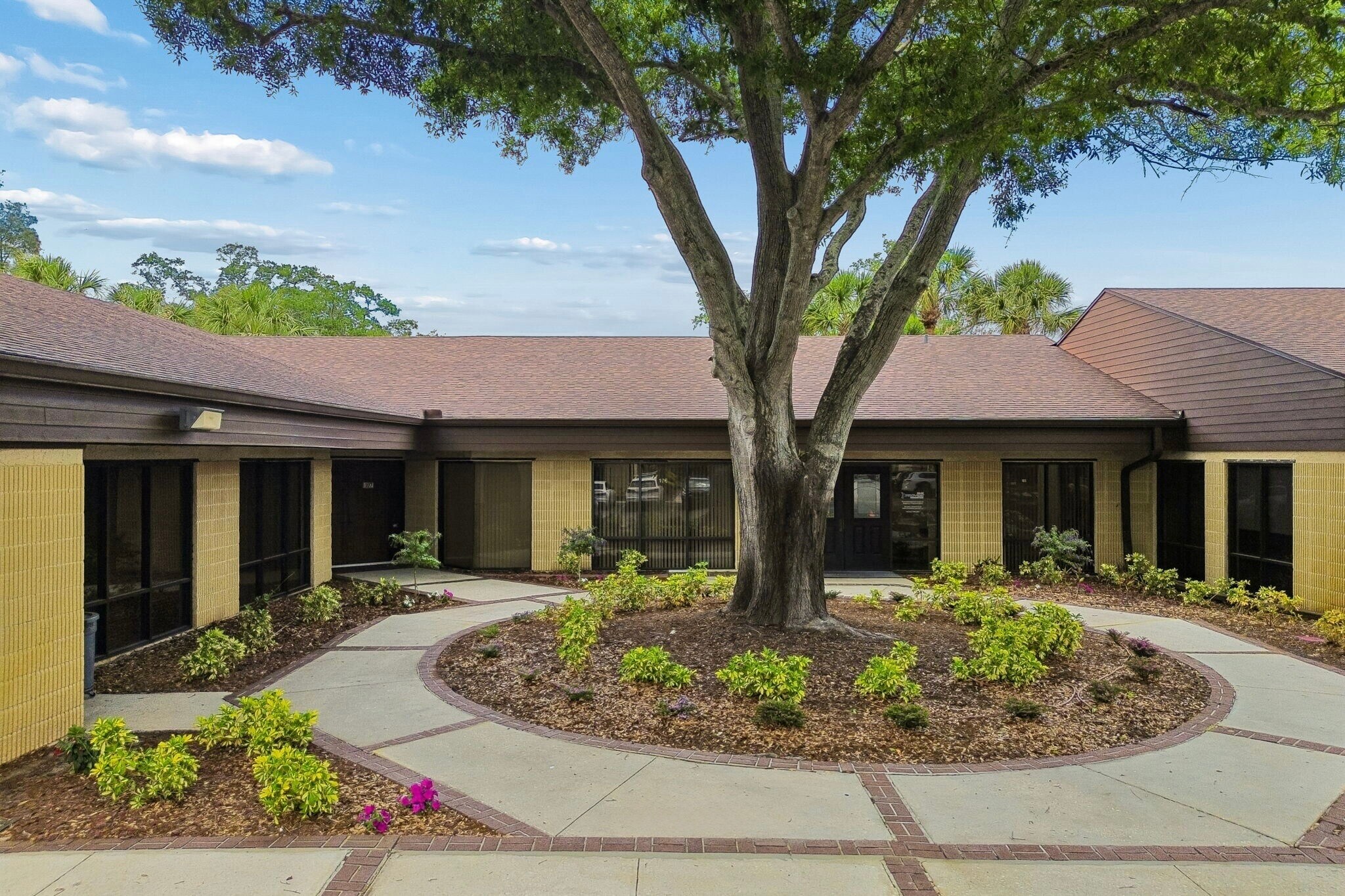 611 Druid Rd E, Clearwater, FL à vendre Photo de l’immeuble– Image 1 sur 29