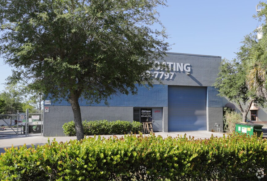 3960 Domestic Ave, Naples, FL à vendre - Photo de l’immeuble – Image 2 sur 7