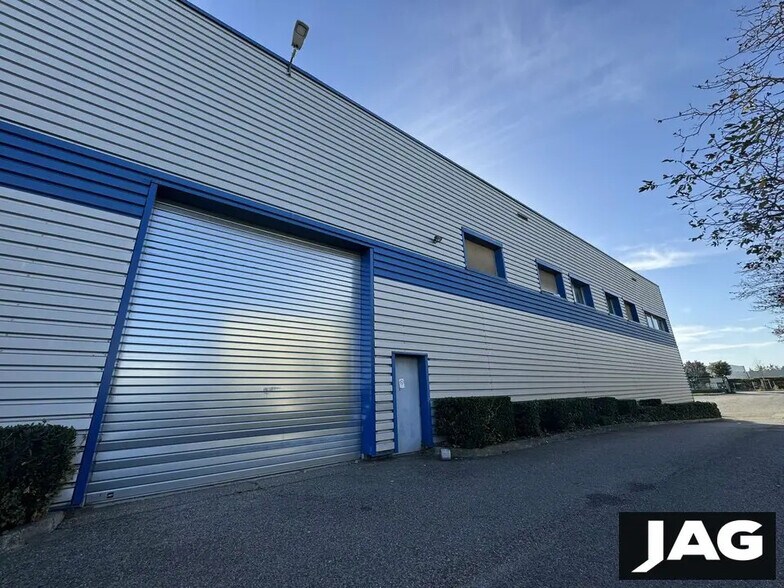 Local d’activités dans Chassieu à louer - Photo de l’immeuble – Image 2 sur 8