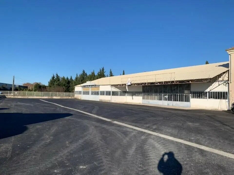 Local commercial dans Châteaurenard à louer Photo de l’immeuble– Image 1 sur 8