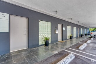 6330 Manor Ln, South Miami, FL à louer Photo de l’immeuble– Image 2 sur 17