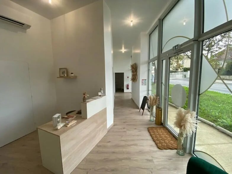 Local commercial dans Carbon-Blanc à louer - Photo de l’immeuble – Image 1 sur 12