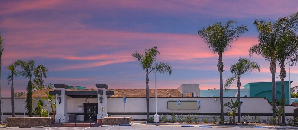 1262 Bristol St, Costa Mesa, CA à louer - Photo de l’immeuble – Image 2 sur 4