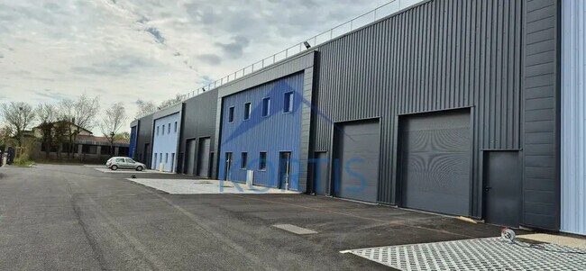 Plus de détails pour Local d'activités à louer