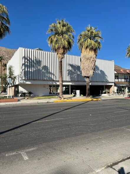 383 S Palm Canyon Dr, Palm Springs, CA à louer - Photo de l’immeuble – Image 2 sur 37