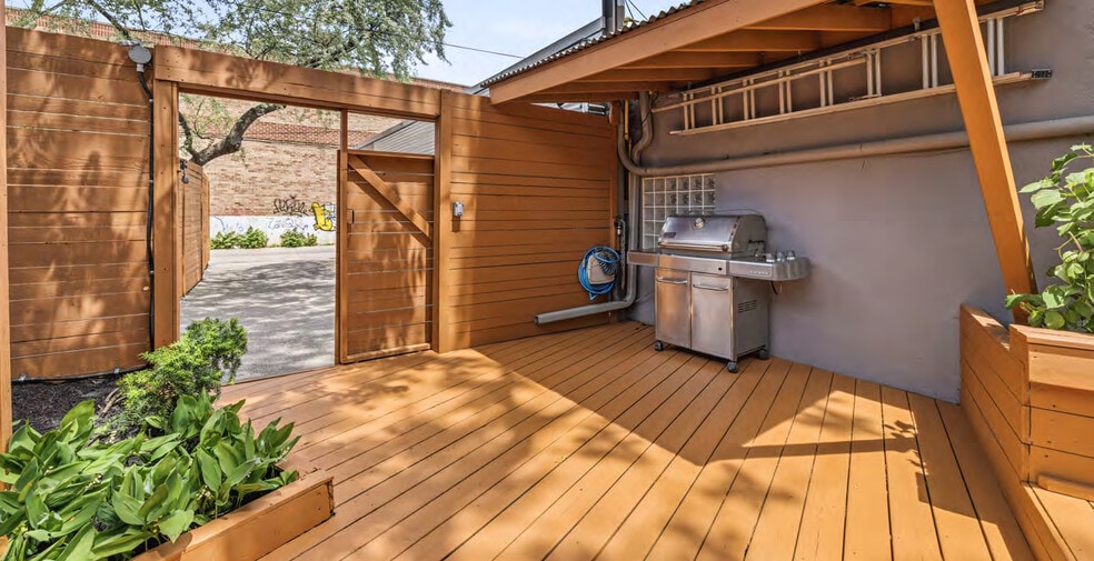 121 Logan Av, Toronto, ON à vendre - Photo de l’immeuble – Image 2 sur 17