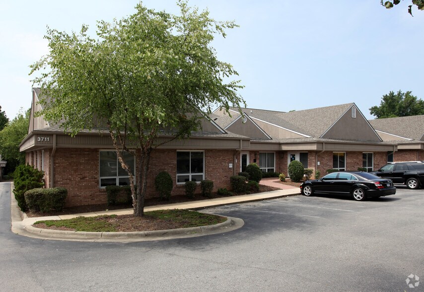 3711 University Dr, Durham, NC à louer - Photo principale – Image 2 sur 4
