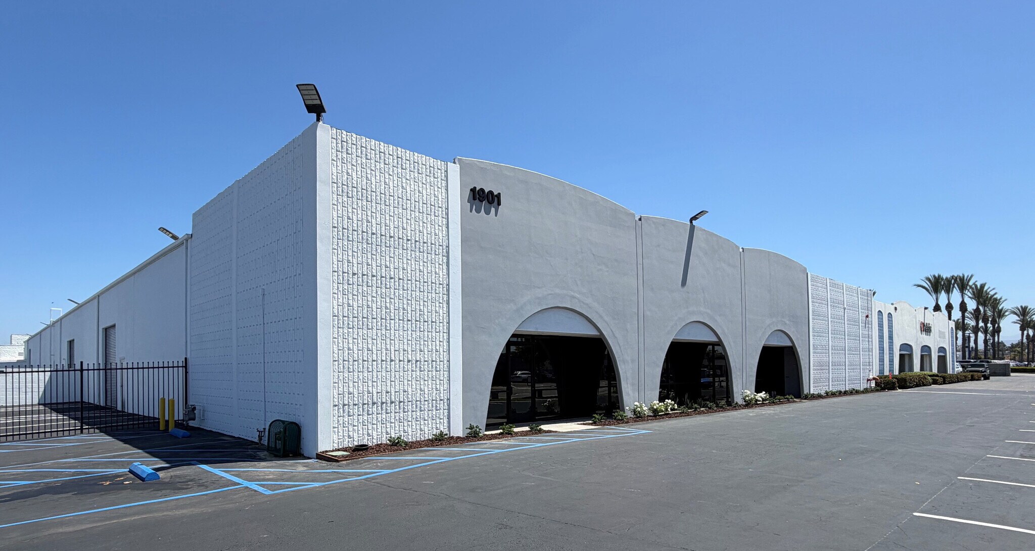 1901 E Edinger Ave, Santa Ana, CA à louer Photo de l’immeuble– Image 1 sur 3