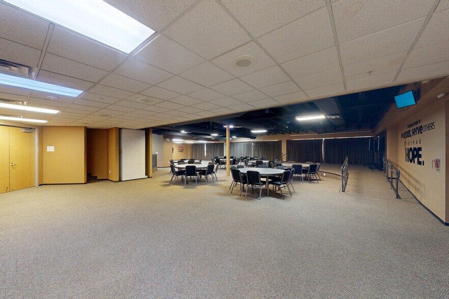 Former Radio Station & Corporate Office portefeuille de 2 biens à vendre sur LoopNet.fr - Numérisation 3D Matterport – Image 3 sur 25