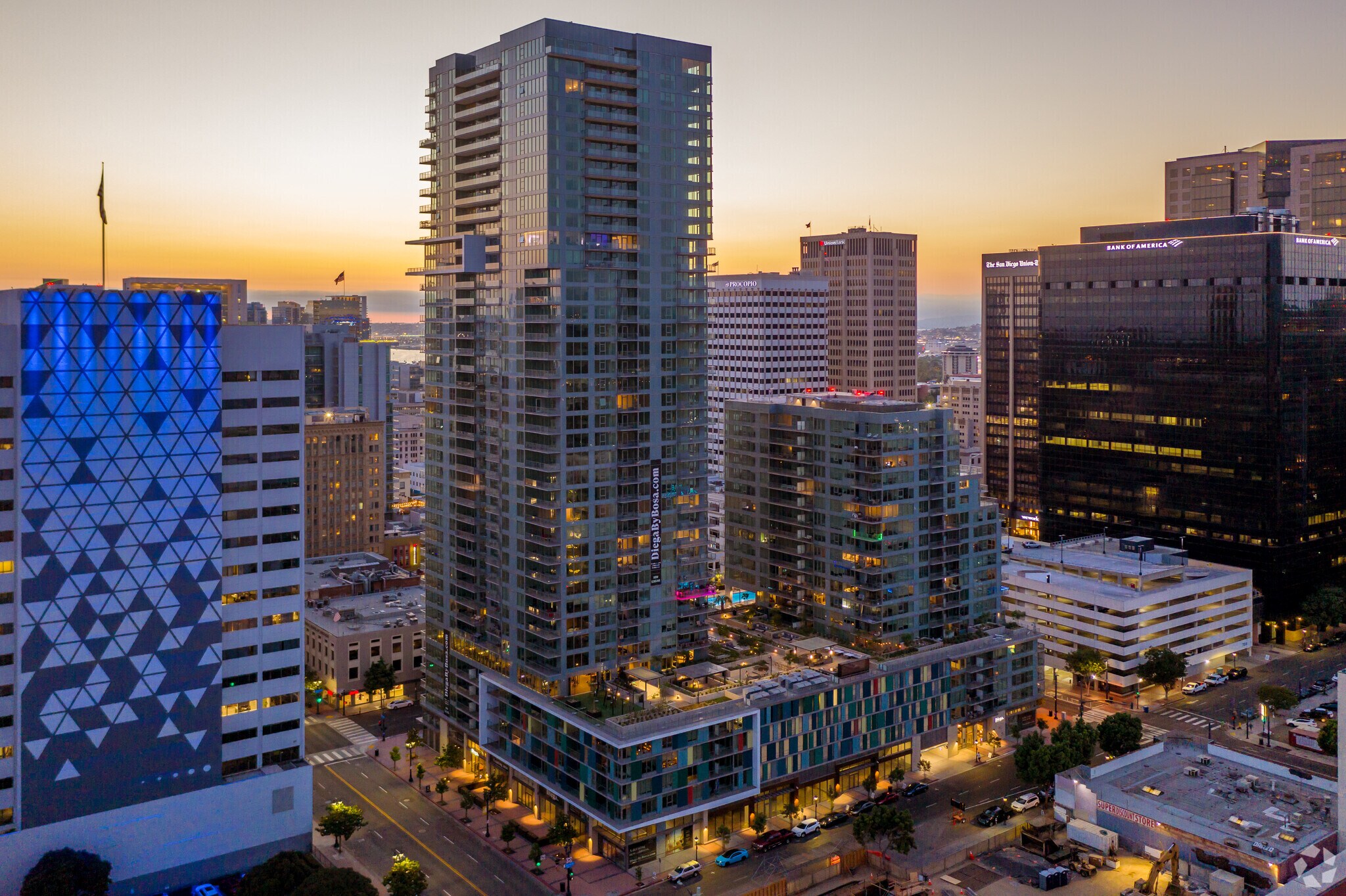 702 Broadway, San Diego, CA à louer Photo principale– Image 1 sur 90