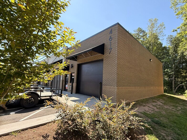 4617 Hillsborough Rd, Durham, NC à louer - Photo principale – Image 1 sur 14