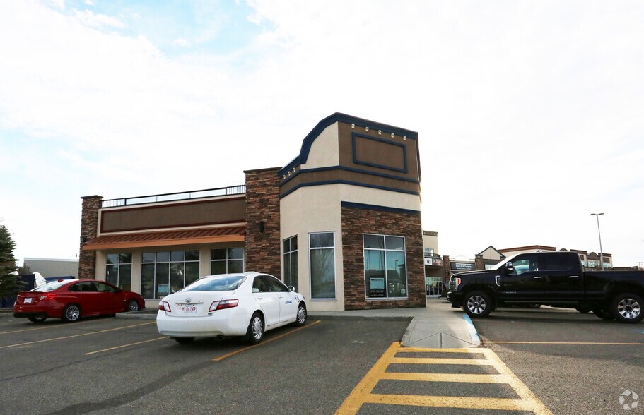 3215 49 Ave, Red Deer, AB à louer - Photo de l’immeuble – Image 3 sur 12