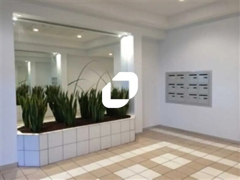 Local d’activités dans Clichy à louer - Photo de l’immeuble – Image 2 sur 12