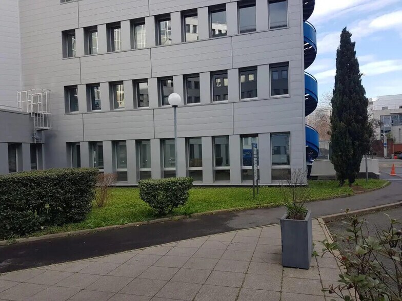 Bureau dans Colombes à louer - Photo de l’immeuble – Image 2 sur 21