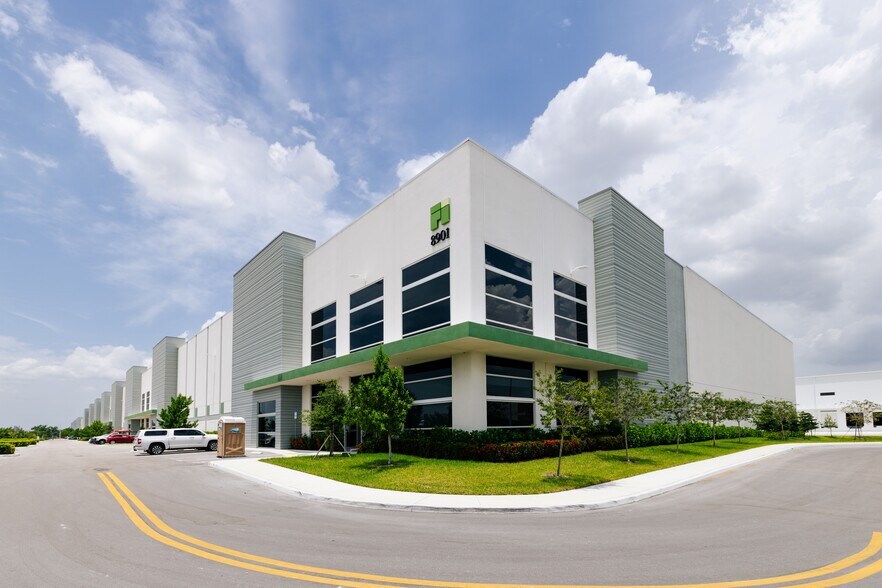 8901 NW 87th Ave, Medley, FL à louer - Photo de l’immeuble – Image 2 sur 6