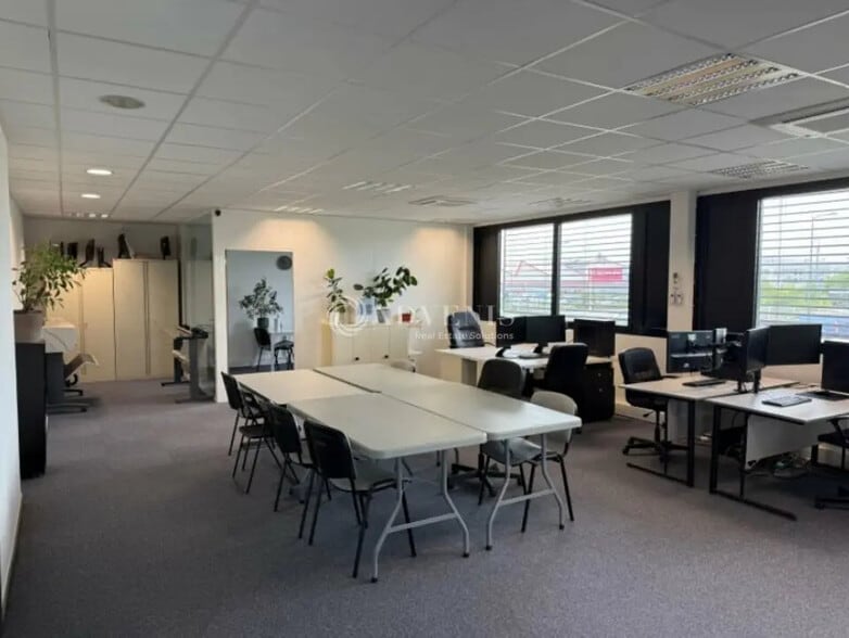 Bureau dans Vaulx-en-Velin à louer - Photo de l’immeuble – Image 2 sur 11