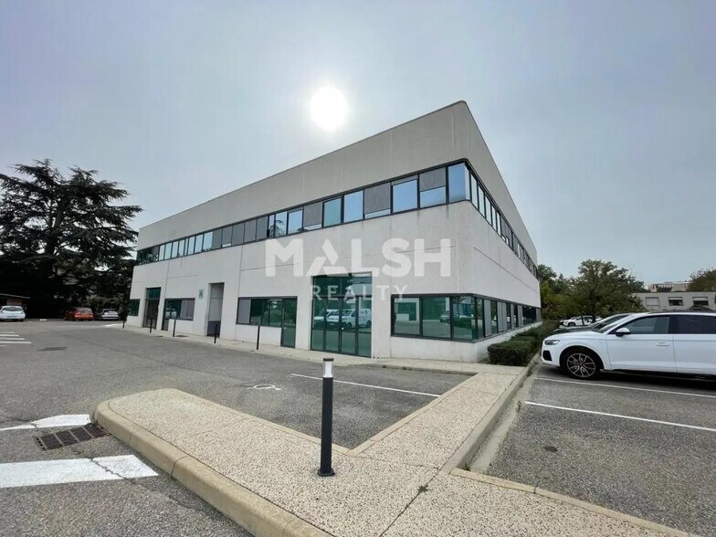 Local d’activités dans Champagne-au-Mont-d'Or à louer - Photo de l’immeuble – Image 3 sur 6