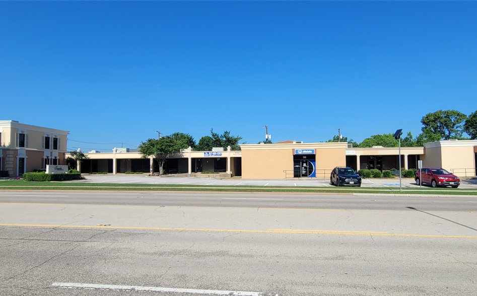 1340 S main St, Grapevine, TX à vendre - Photo de l’immeuble – Image 2 sur 21
