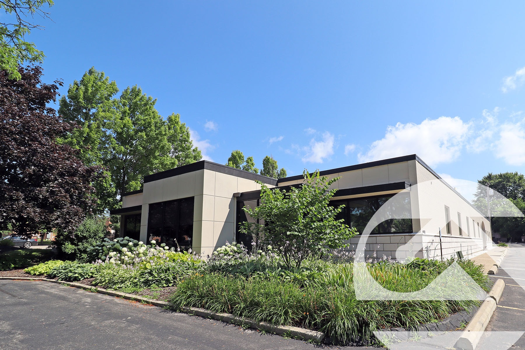 42714 Woodward Ave, Bloomfield Hills, MI à louer Photo de l’immeuble– Image 1 sur 4