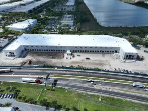 11375 NW 105th St, Miami, FL à louer Photo intérieure– Image 1 sur 5