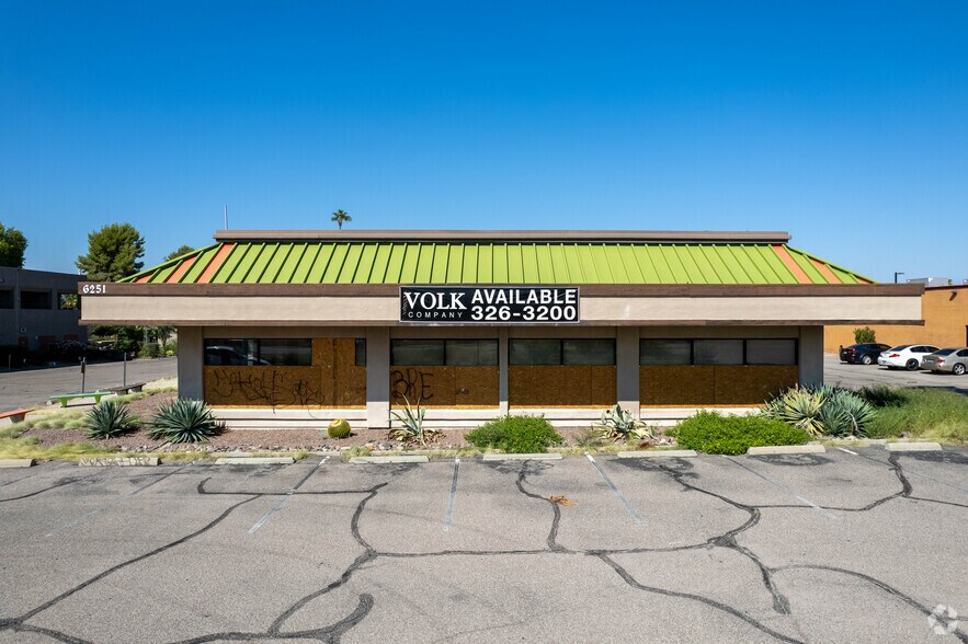 6251 N Oracle Rd, Tucson, AZ à louer - Photo de l’immeuble – Image 2 sur 5