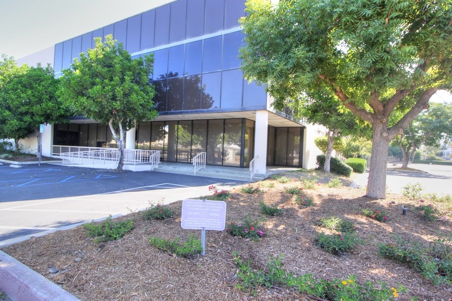 601 S Dupont Ave, Ontario, CA à vendre - Photo de l’immeuble – Image 2 sur 18