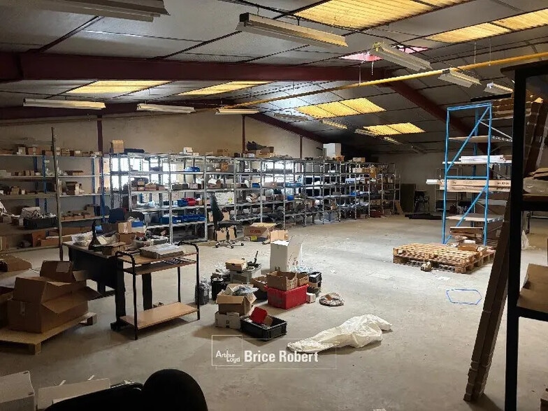 Local d’activités dans Décines-Charpieu à louer - Photo de l’immeuble – Image 2 sur 7