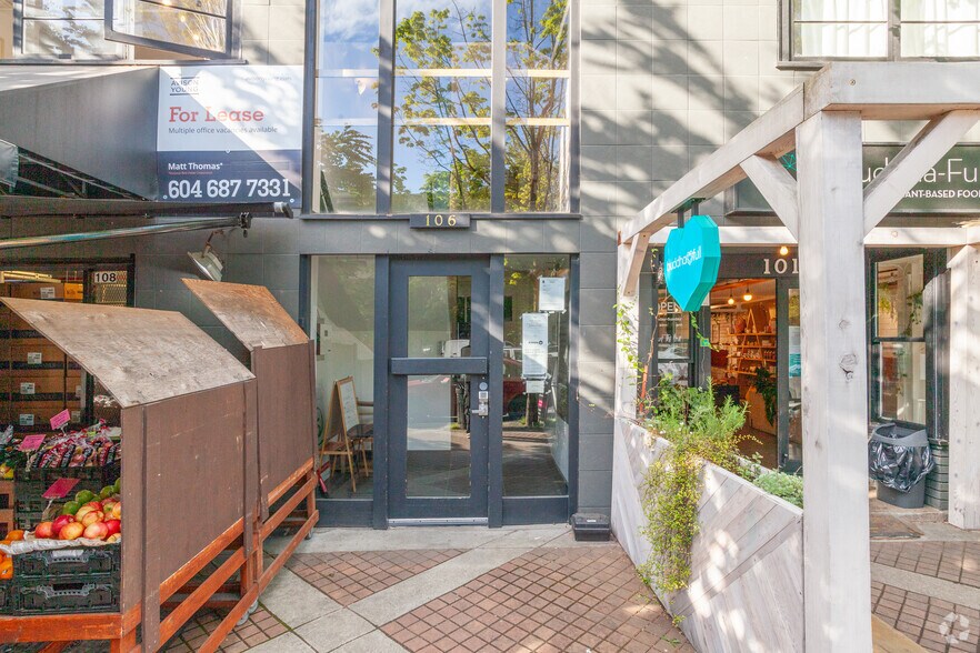 106 1st St W, North Vancouver, BC à vendre - Photo de l’immeuble – Image 3 sur 8