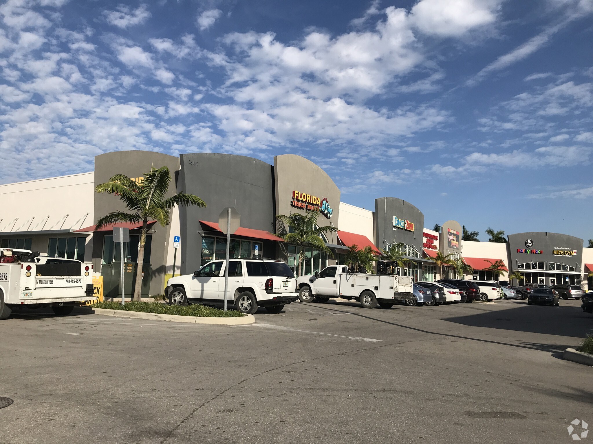13115 W Okeechobee Rd, Hialeah, FL à louer Photo de l’immeuble– Image 1 sur 45
