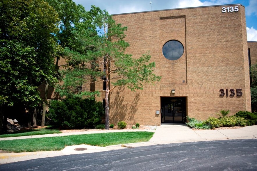 3131-3135 S State St, Ann Arbor, MI à louer - Photo de l’immeuble – Image 2 sur 5