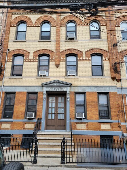 1858 Cornelia St, Ridgewood, NY à vendre - Photo de l’immeuble – Image 1 sur 23
