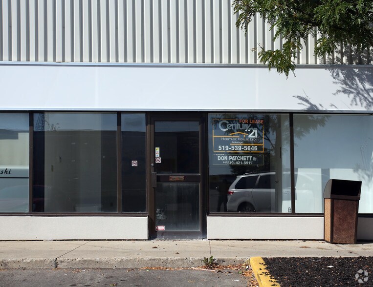 925 Dundas St, Woodstock, ON à louer - Photo de l’immeuble – Image 2 sur 6