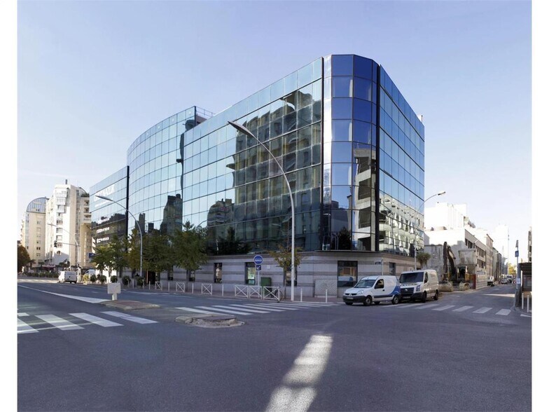 Bureau dans Montrouge à louer - Photo de l’immeuble – Image 1 sur 4