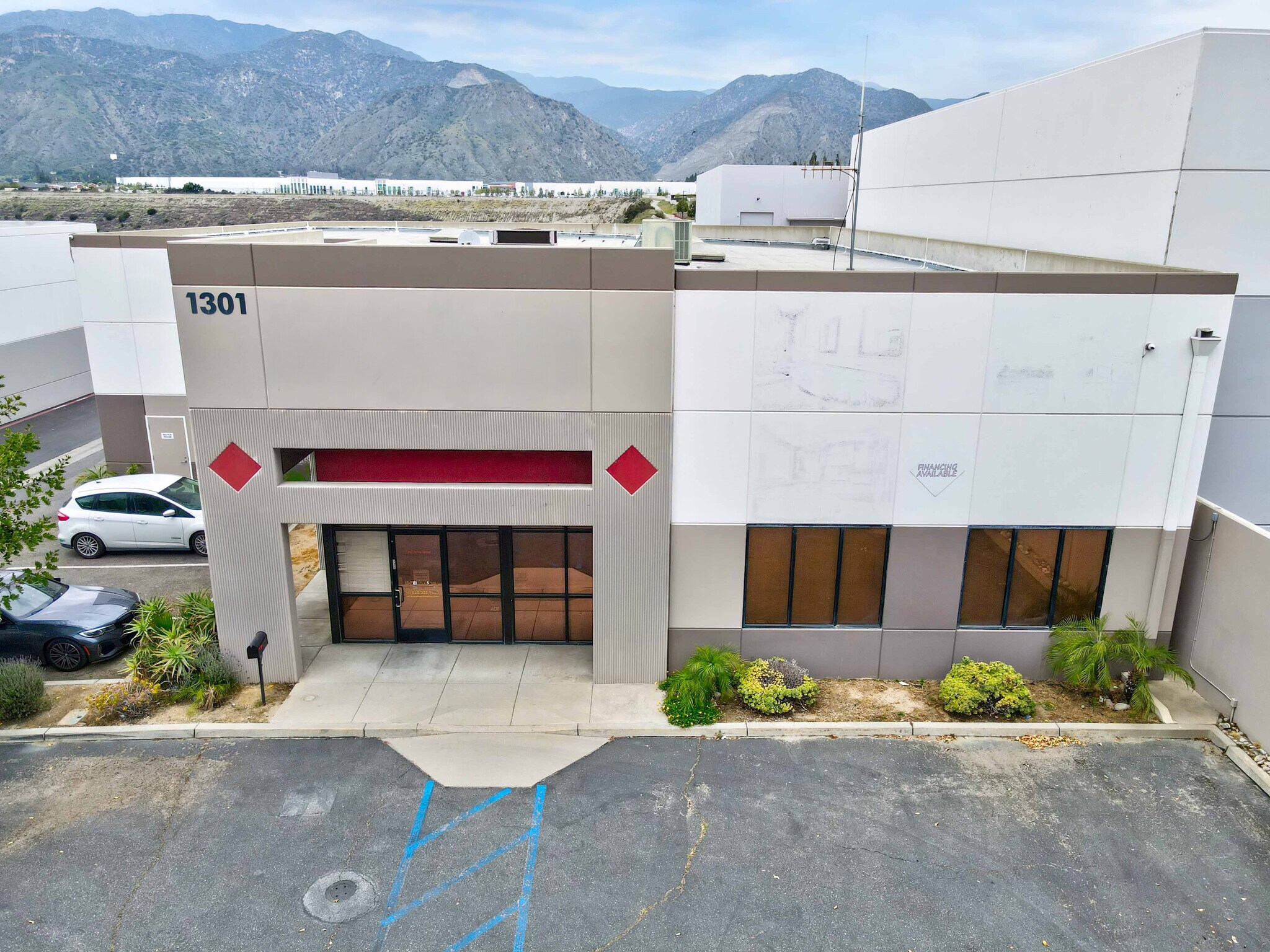 1301 Foothill Blvd, Azusa, CA à louer Photo de l’immeuble– Image 1 sur 48