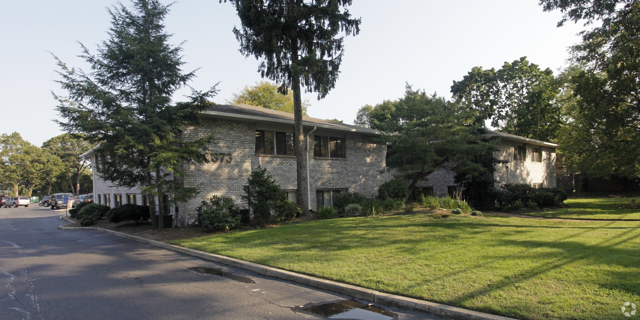 373 Hauppauge Rd, Smithtown, NY à vendre Photo principale– Image 1 sur 4