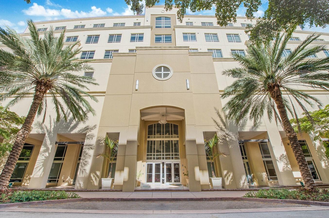 135 San Lorenzo Ave, Coral Gables, FL 33146 - Lot 720 - - Photo intérieure - Image 1 of 12