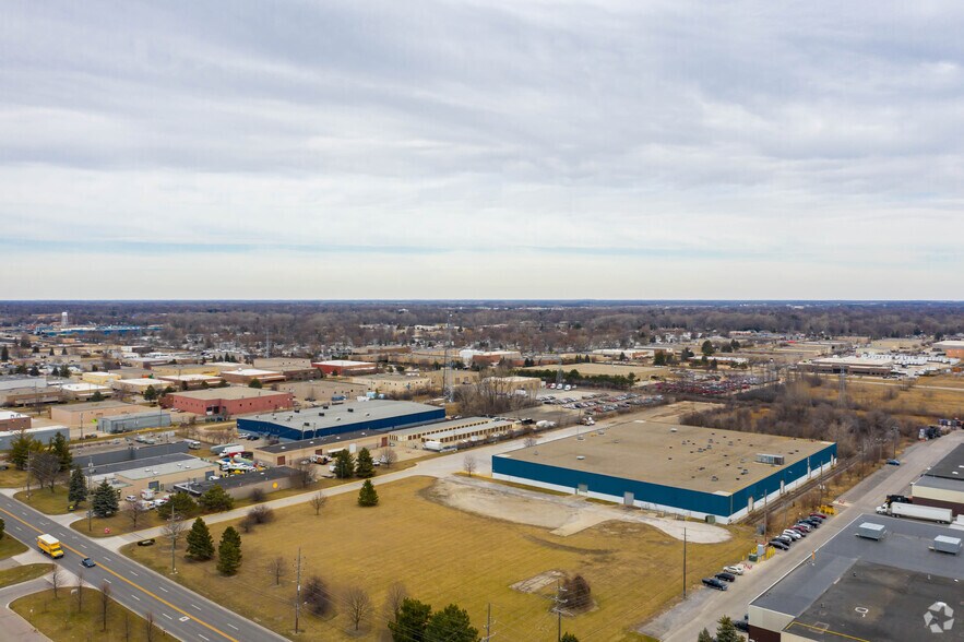 42600 Merrill Rd, Sterling Heights, MI à louer - Photo de l’immeuble – Image 1 sur 17