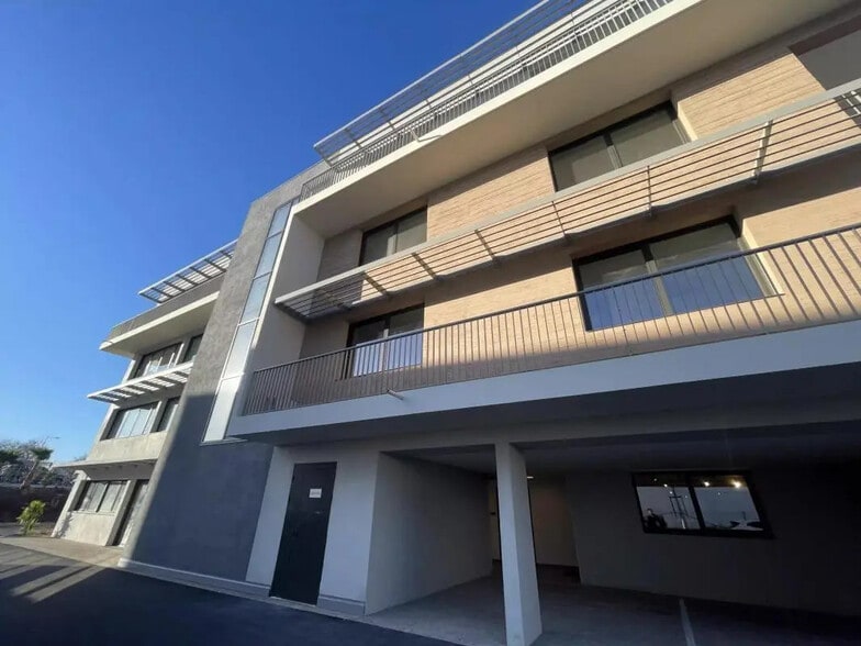 Bureau dans Fréjus à louer - Photo de l’immeuble – Image 1 sur 15